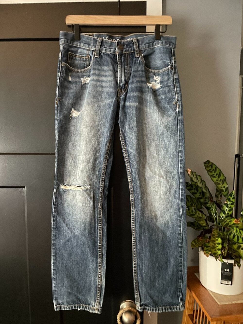 Aeropostale Essex Straight Leg Jeans, Distressed, Size 29/30